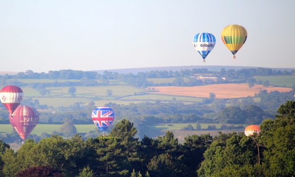 イギリスのブリストルのインターナショナルバルーンフェスタの気球たち